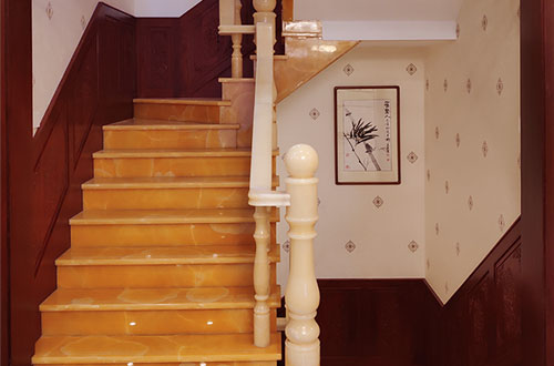 那坡中式别墅室内汉白玉石楼梯的定制安装装饰效果